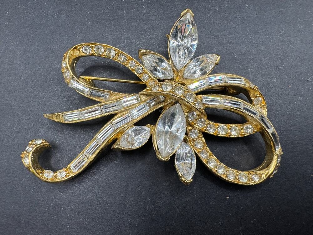 Gorgeous Vintage PELL Bow Signed Clear Rhinestone Gold Tone Brooch Pin